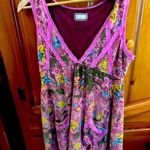 Free People sleeveless summer dress with front small pockets. Iliac lace hem